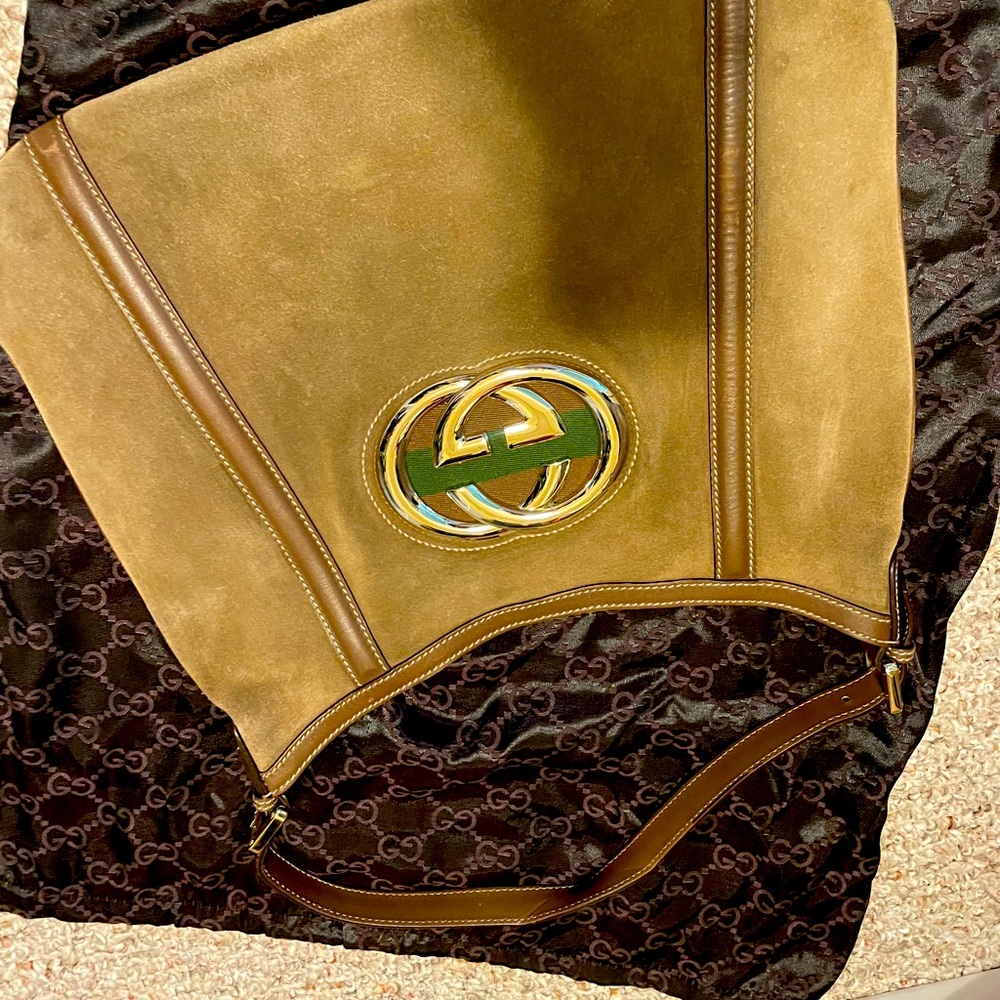 Beautiful Gucci bag,never used before.I bought it for my mom as a birthday gift!